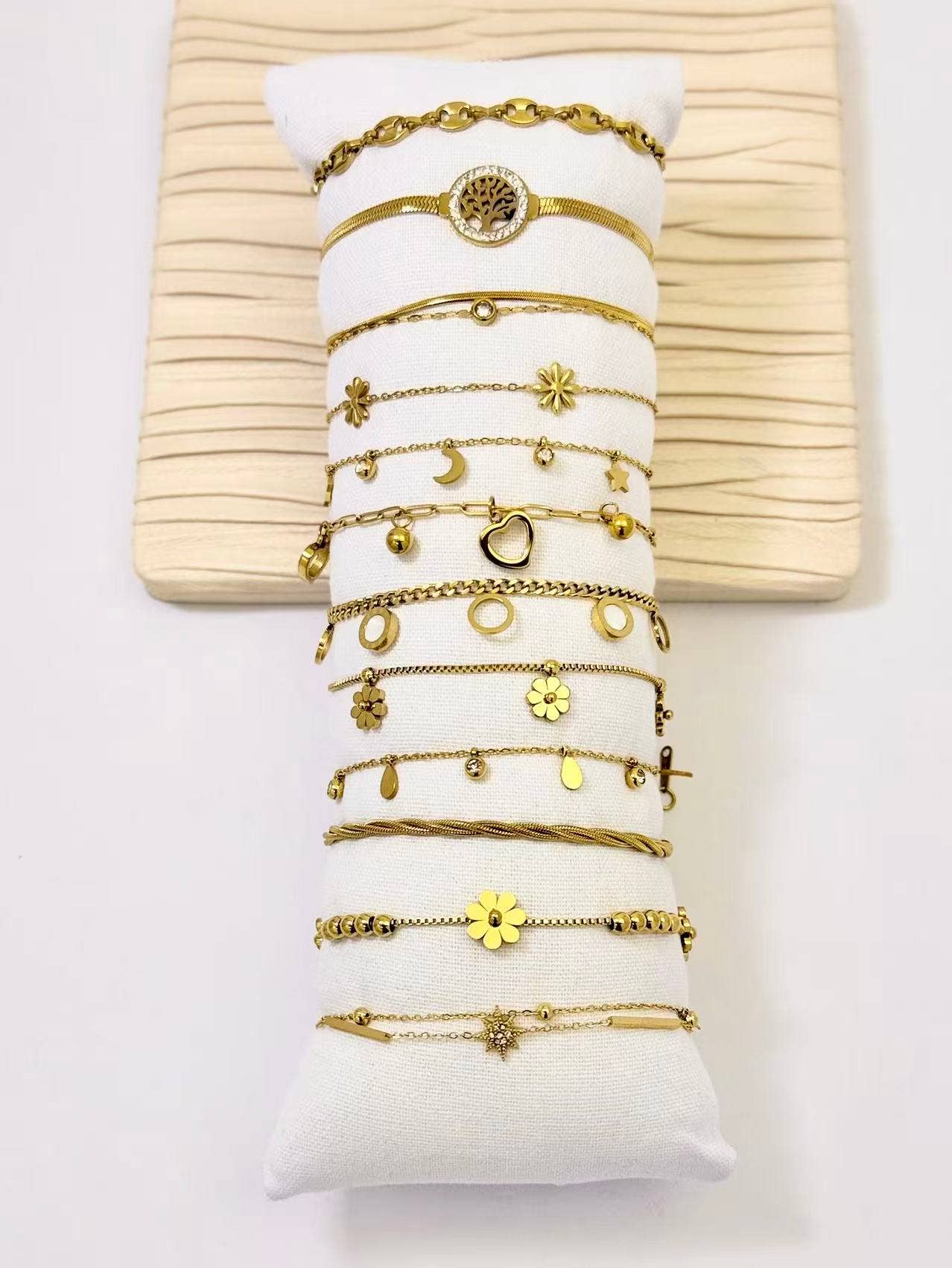 COSMOS - Vente Bracelets à breloques/pendentifs - Lot 12Bracelets Dorés en acier inoxydable avec presentoir1