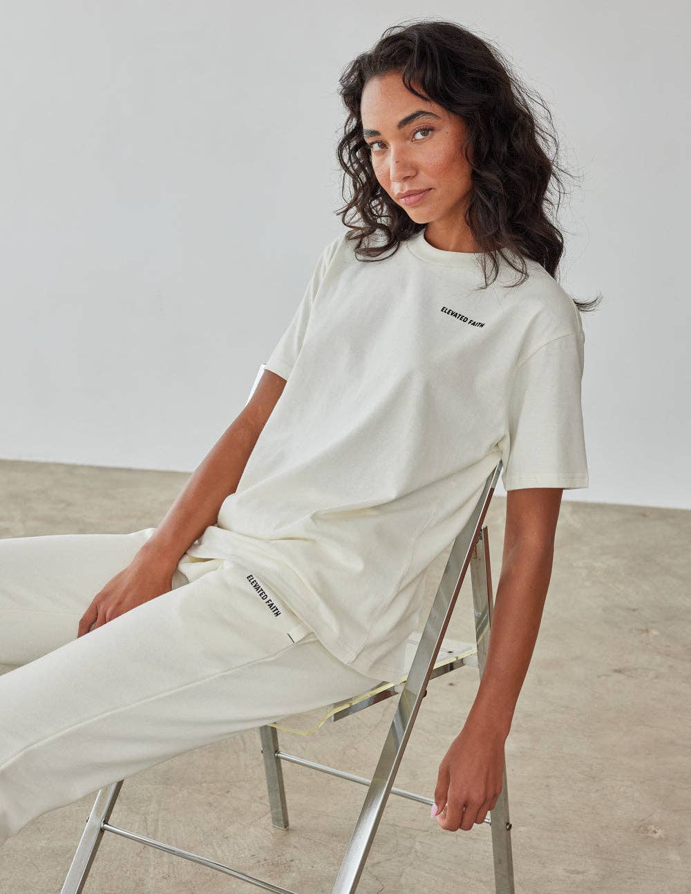 Elevated Faith – Großhandel T-Shirt mit Siebdruck – Damen – Basics White Sand Unisex-T-Shirt0