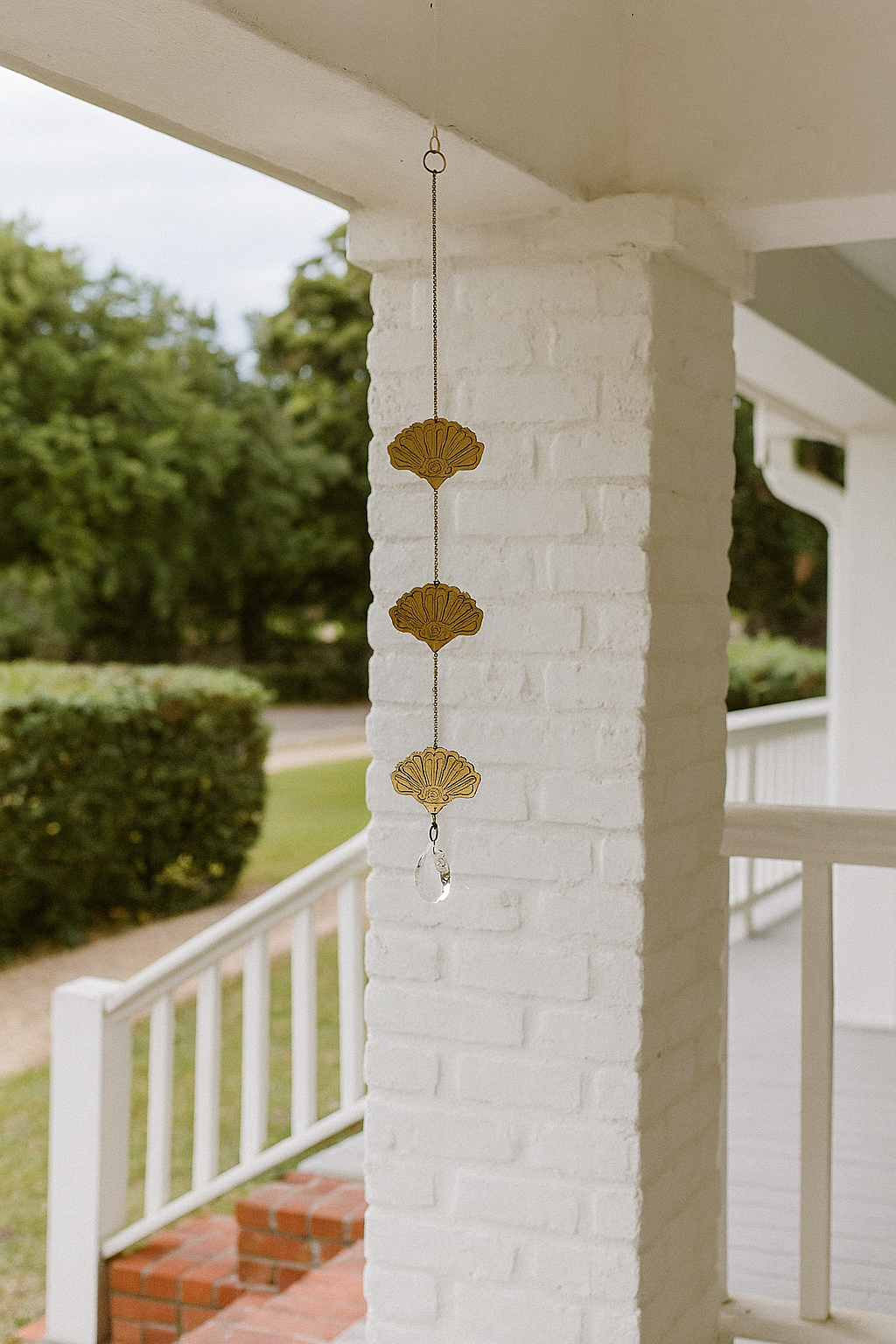 Matr Boomie Fair Trade - Vendita all'ingrosso Acchiappasole - Acchiappasole in ottone inciso a cascata floreale Surya2