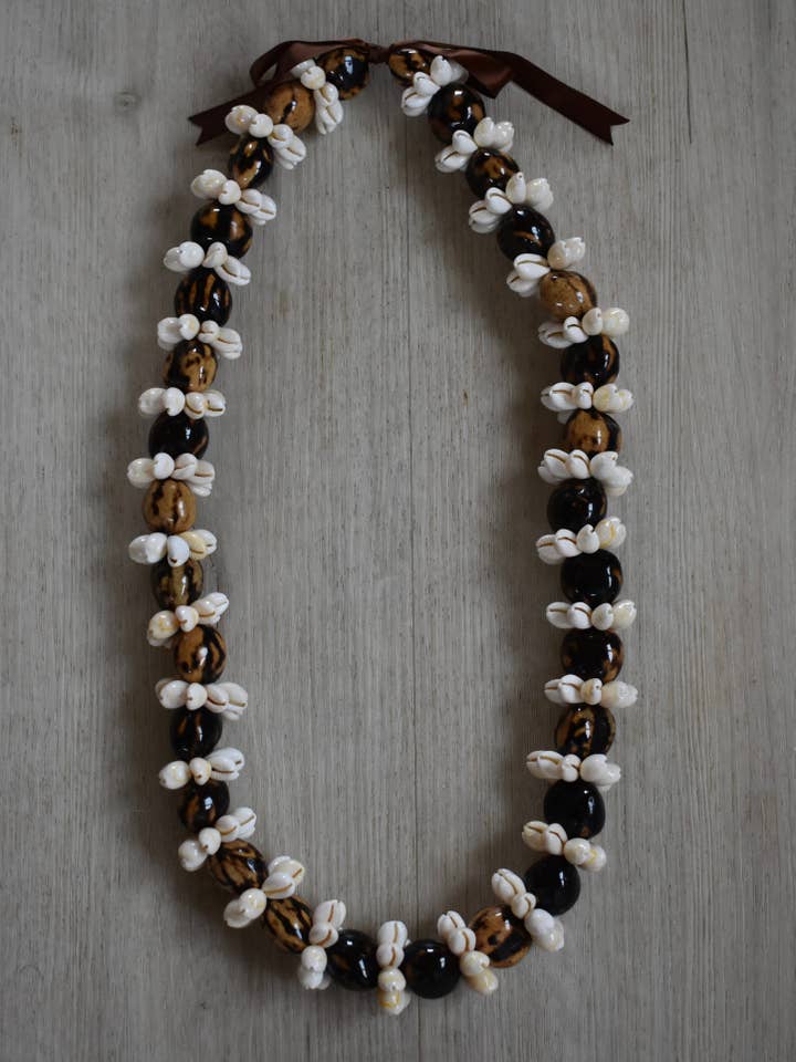 Kukui-noot + Kauri-schelp Lei - Bruin voor wholesale door Revel Sun Hawai'i