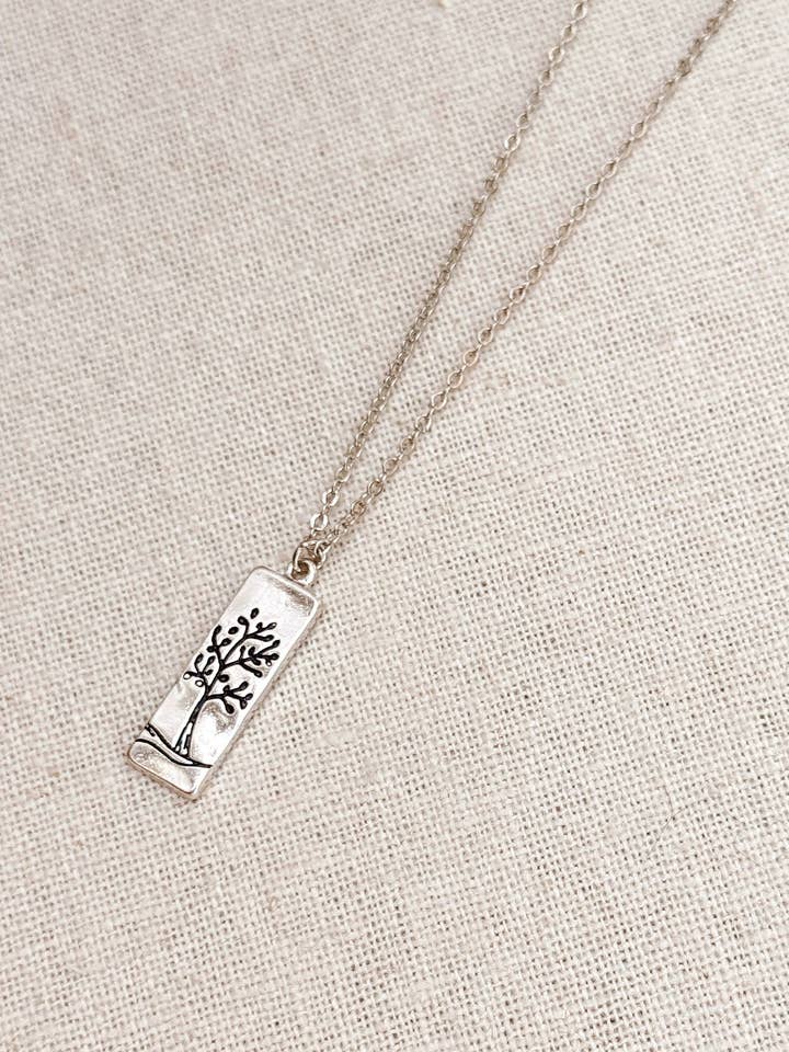 Collana con ciondolo Albero della Vita in argento per la vendita all'ingrosso da parte di Juniper Wish