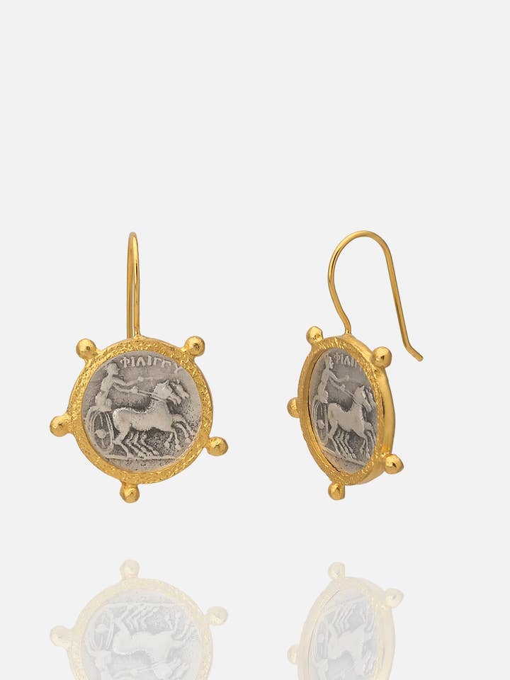 Römische Münze aus zweifarbigem Gold und Rhodium mit Wagenohrring für den Großhandel von AJS Design Studio