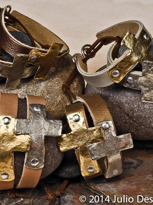 Bracelet métallique avec croix martelée Tecate sur bande de cuir pour la vente par Julio Designs