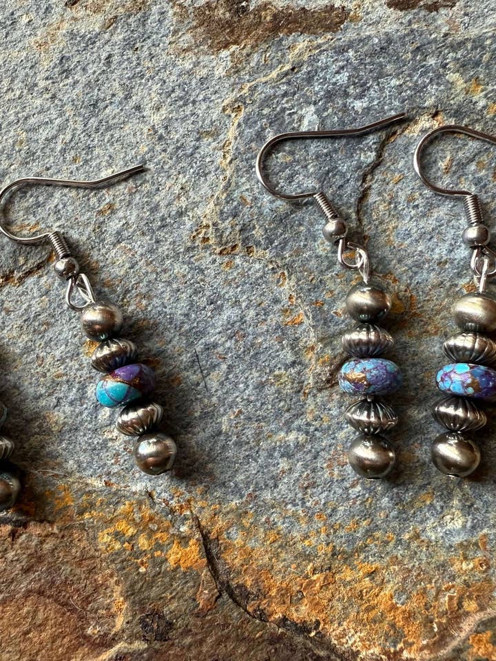 Orecchini in Argento Sterling con Perle e Mohave Viola Maculato per la vendita all'ingrosso da parte di Wild Mountain Soul Designs