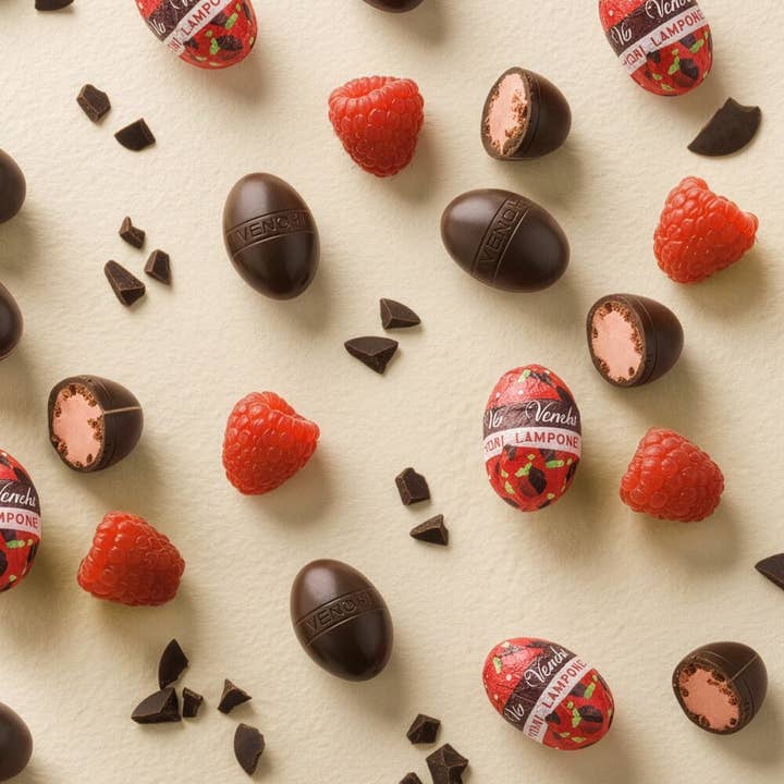 Mini œufs de Pâques en chocolat noir fourrés à la framboise pour la vente par Venchi