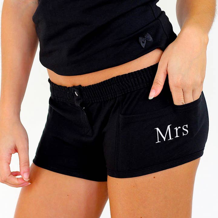 Schwarzer Tomboy Boxershorts mit schwarzem Band & „Mrs“ bestickt für den Großhandel von FOXERS