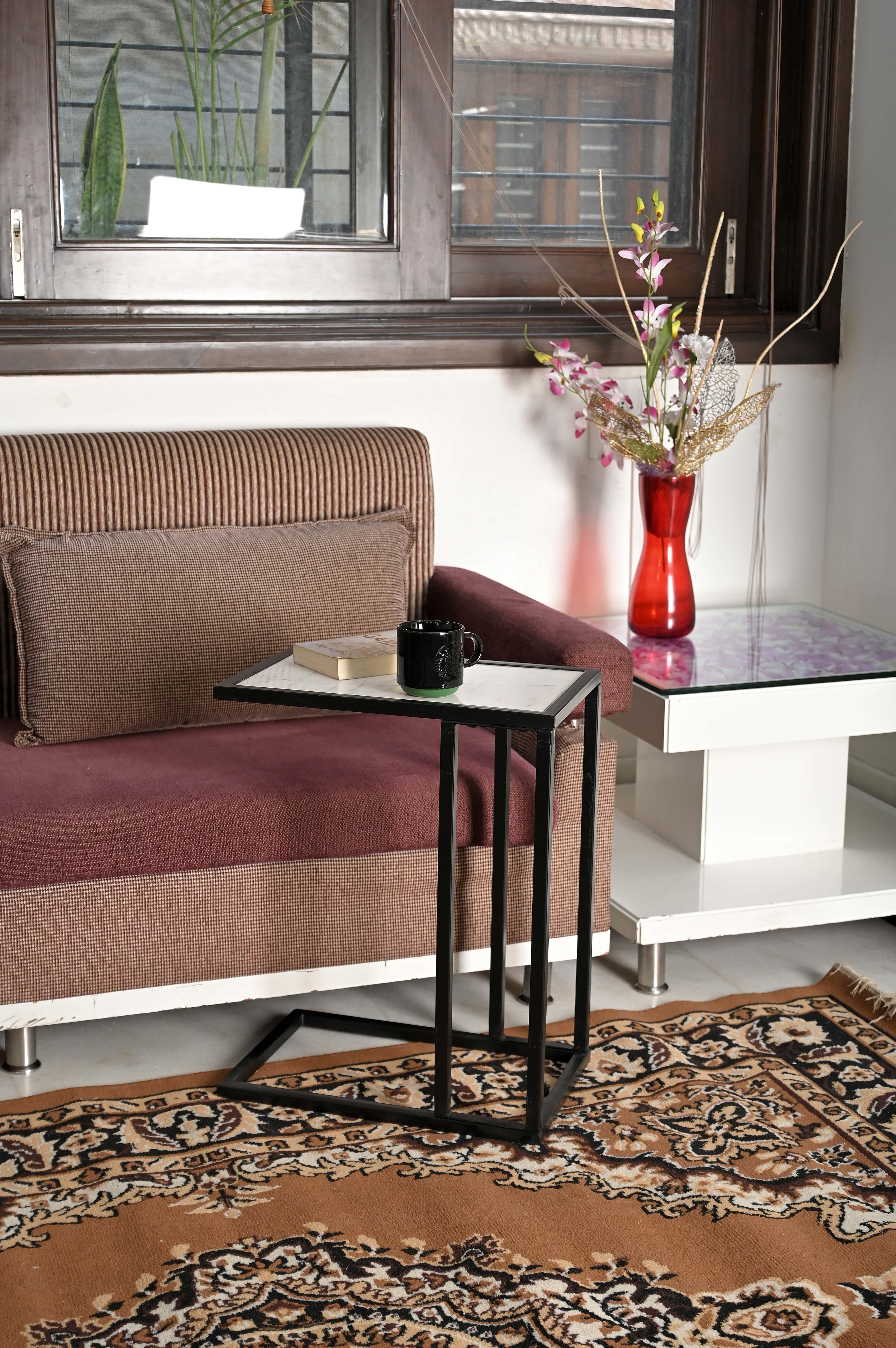 iAnanas - Wholesale Side Table - Moderner minimalistischer Beistelltisch mit schwarzem Metallrahmen und weißer Marmorplatte8