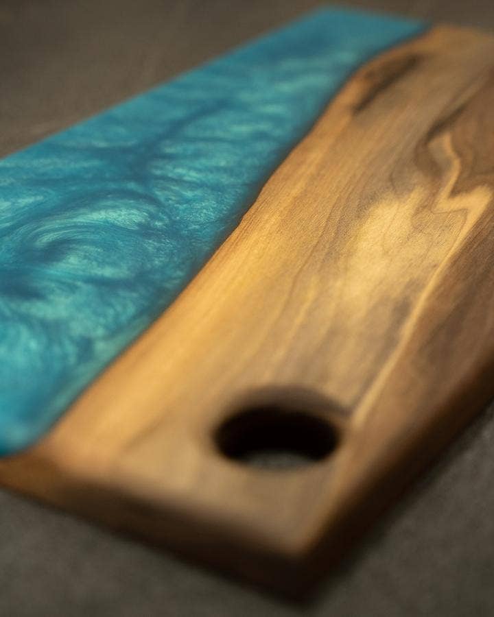 Resinate Exotic Furniture - Vendita all'ingrosso Taglieri per formaggio - Tagliere in noce con bordo naturale e resina epossidica3