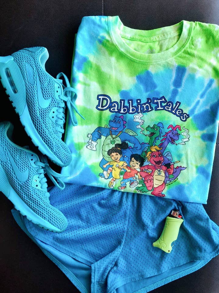 Cabin 7 Originals – Engroshandel Grafisk t-shirt - Dame – Dabbin' Tales Tie Dye T-shirt1