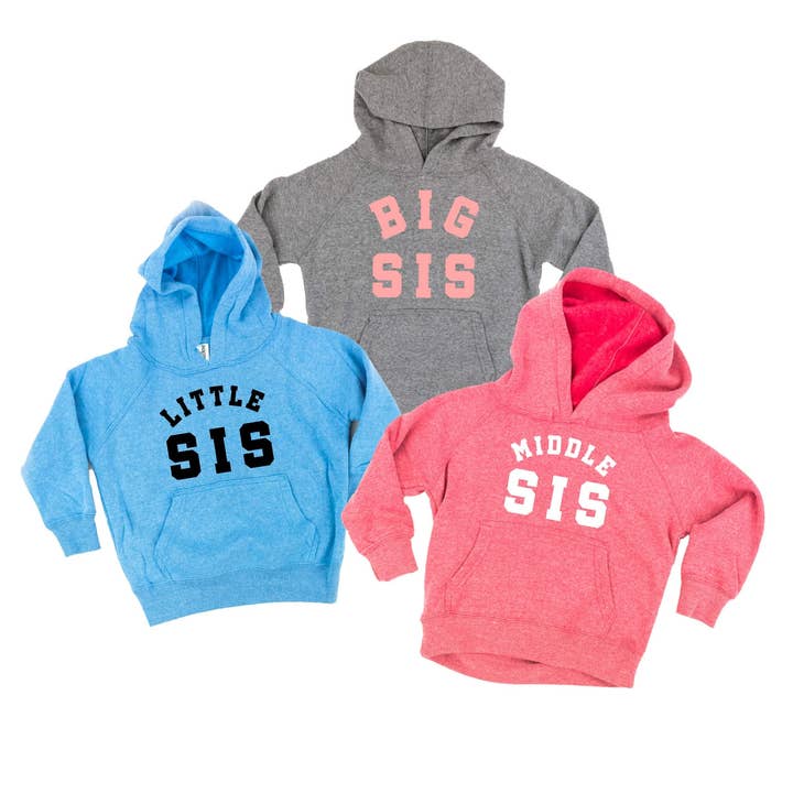 Varsity 'Sis' Broer of Zus T-shirts - (Kies je rol) - Kinder Hoodie voor wholesale door Little Mama Shirt Shop