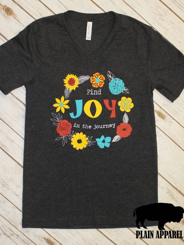 Joy In The Journey - T-shirt con scollo per la vendita all'ingrosso da parte di Plain Apparel Tees