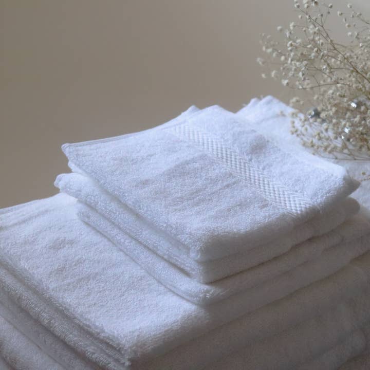7 Pack Premium Towels Set 100% Cotton 700 GSMÂ Soft White for wholesale on Faire