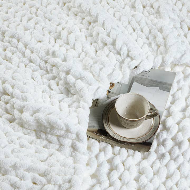 Bed Bath Fashions - Wholesale Throw Blanket - Kathy Ireland Chunky Chenille Plush Throw - 50" x 60"
