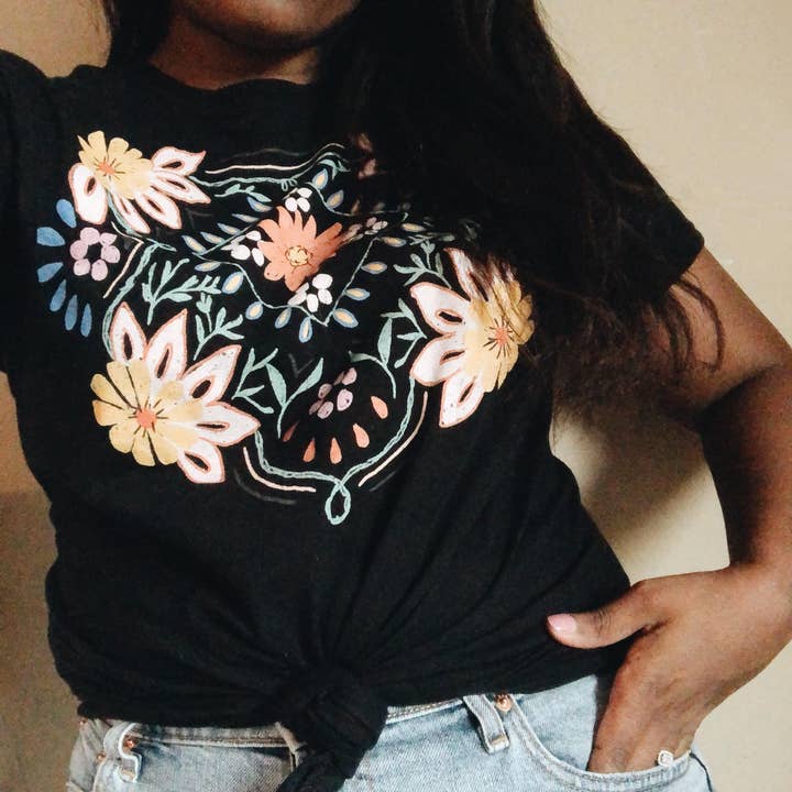 Unisex-T-Shirt mit Wildblumenmotiv, Schwarz für den Großhandel von Spoonful of Faith