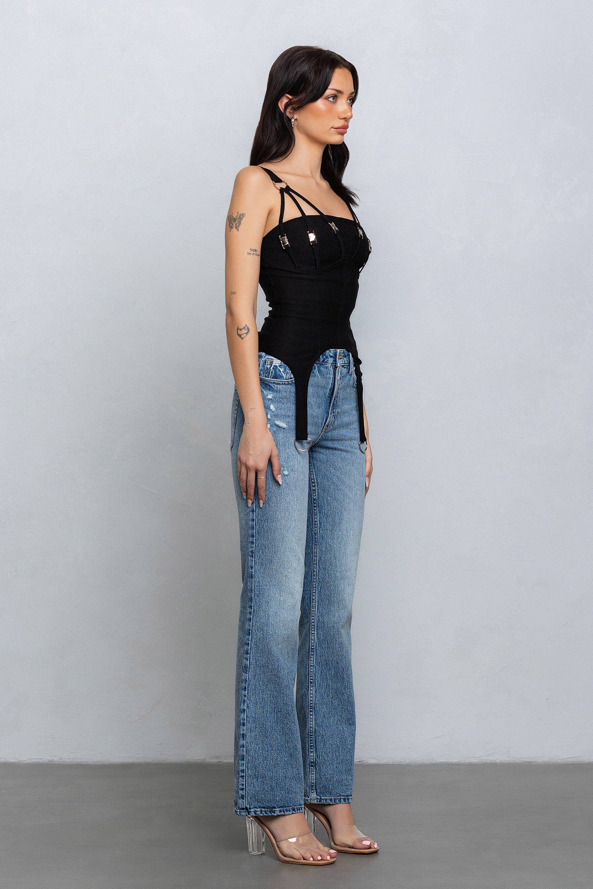 No Vacancy - Venta al por mayor Blusa - Mujer - Top corto de tejido elástico con detalle de minihebilla6