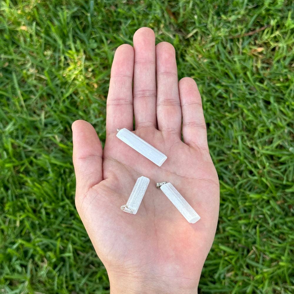 Earths Elements Wholesale - Vente Breloques/médailles personnalisées - Pendentif point en sélénite brute1