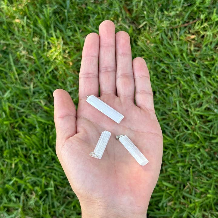 Earths Elements Wholesale - Vente Breloques/médailles personnalisées - Pendentif point en sélénite brute1