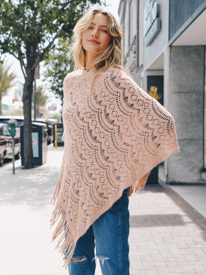 Comodo poncho in pizzo smerlato - Avvolgente in maglia boho in più colori per la vendita all'ingrosso da parte di Leto Accessories