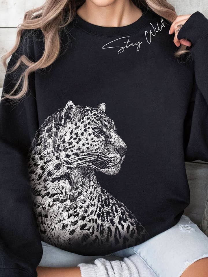 FELPE SPAZZOLATE CON GRAFICA LEOPARDATA STAY WILD per la vendita all'ingrosso da parte di Rustee Clothing