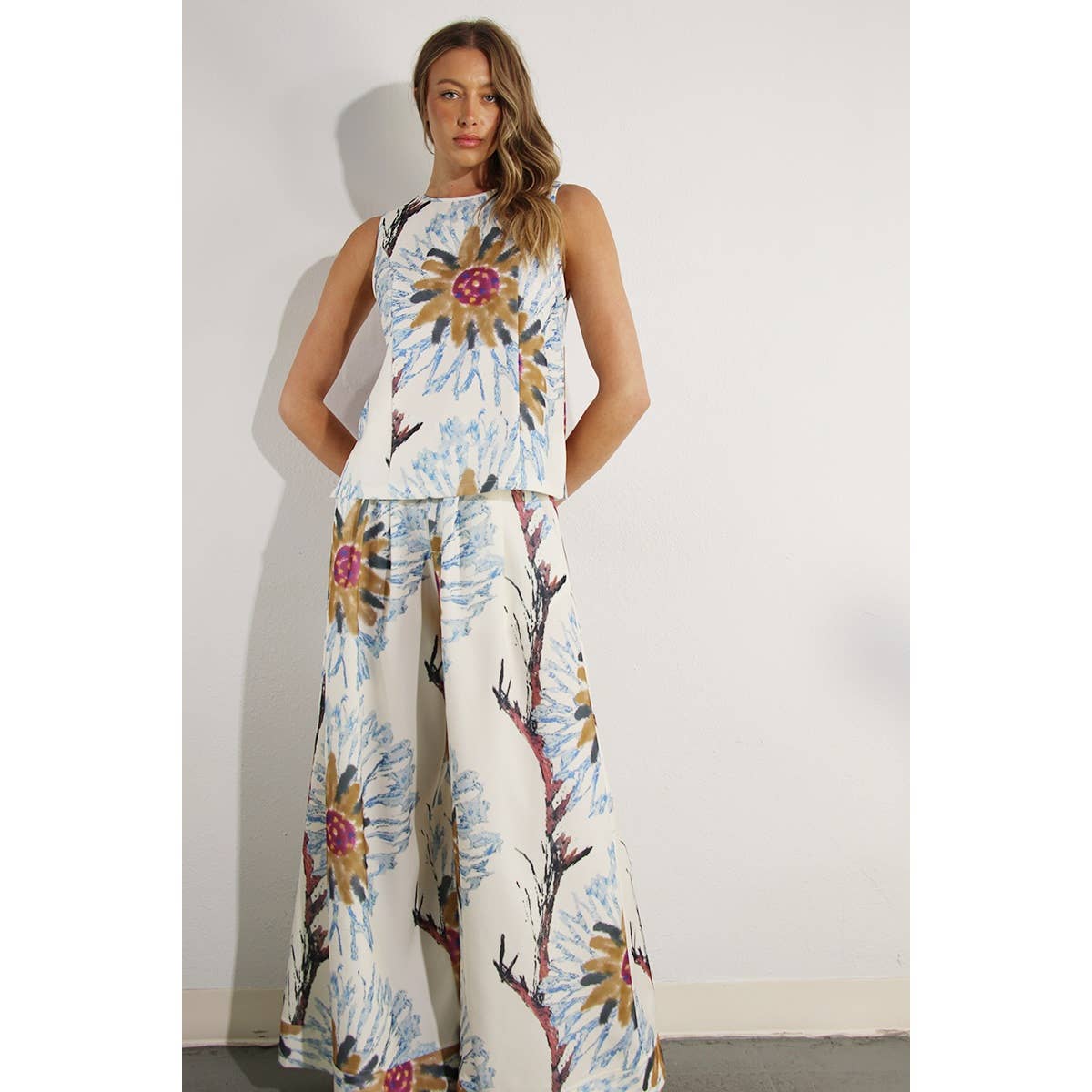 MULTI MOUWLOZE TOP- EN BROEKSET MET ZONNEBLOEMPRINT voor groothandel op Faire10