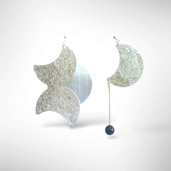 Chick Boss LLC – wholesale Hängande örhängen – BRIGHT MOON - Slående mix-match örhängen med onyx från Lunar Collection1