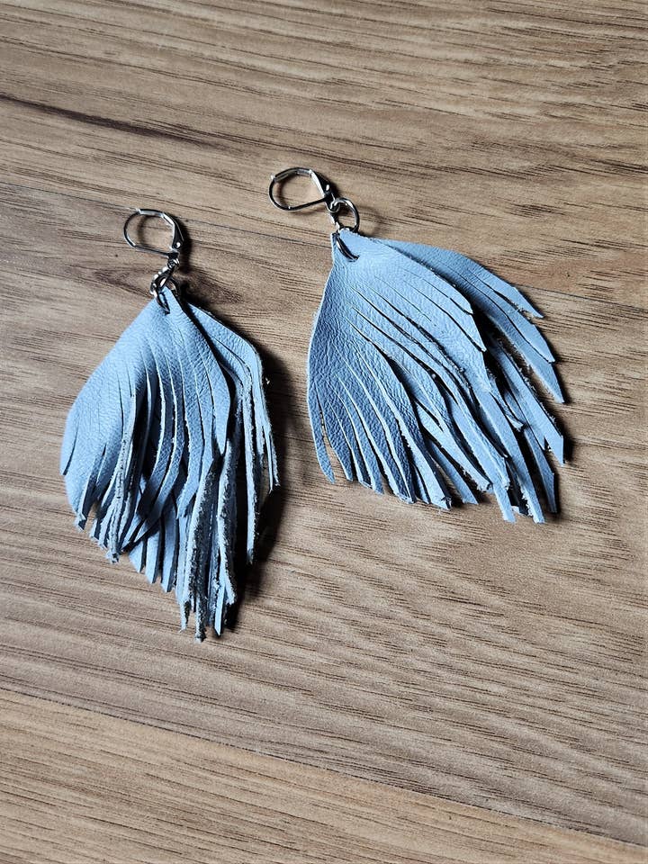 Boucles d'oreilles en cuir bleu clair à double frange et pompon pour la vente par Shift Clothier, Inc.