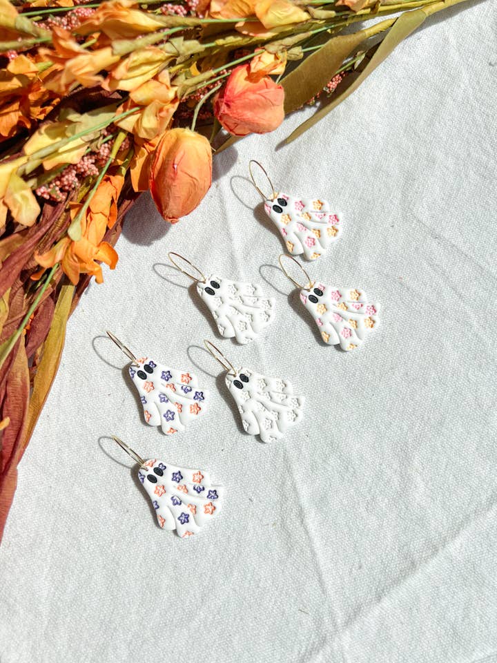 Pendientes de arcilla polimérica con relieve floral boho y diseño de fantasma para venta al por mayor de Morning Dew Designs