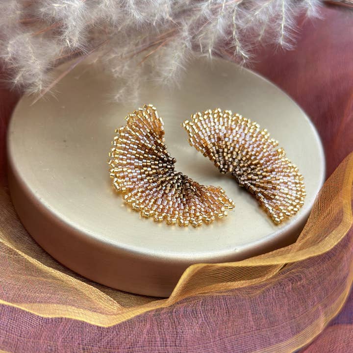 Mayana Designs Co – Großhandel Ohrstecker – Handgewebte Ginkgoblatt-Ohrstecker mit Perlen (Bronze)1