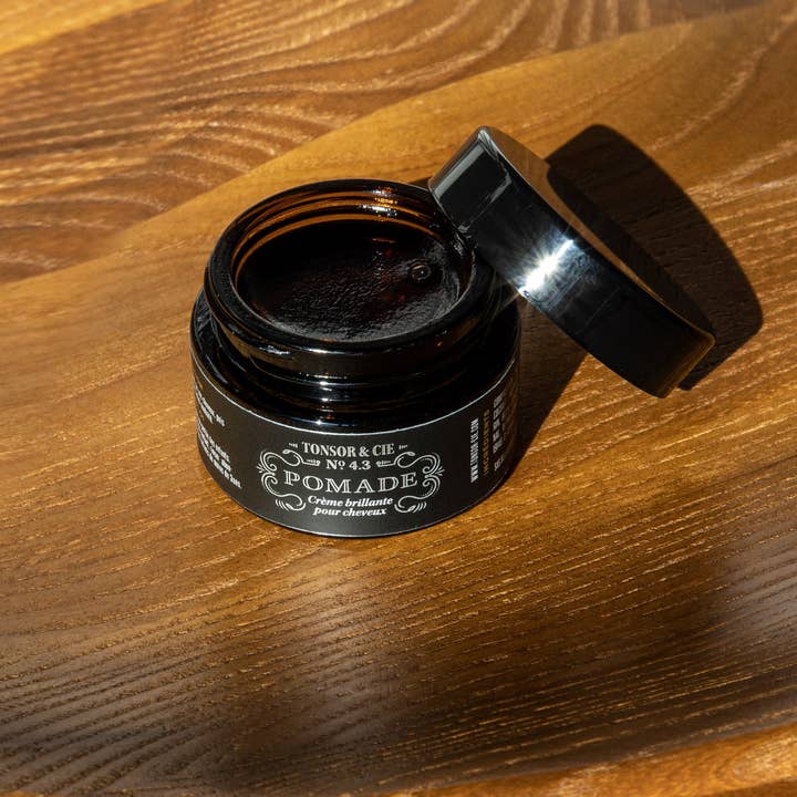Tonsor & Cie. - Wholesale Hair Pomade - Men's - Tonsor & Cie - Pomade 30 ml - Crème Coiffante Brillante Fixation Forte - Brillance Élégante & Tenue Structurée - Texture Malléable Soluble à l’Eau - Fabriquée aux Pays-Bas2