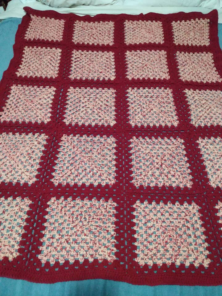 Couverture carrée afghane en crochet faite à la main pour mamie rouge bordeaux pour la vente par Cold Stream Crafts