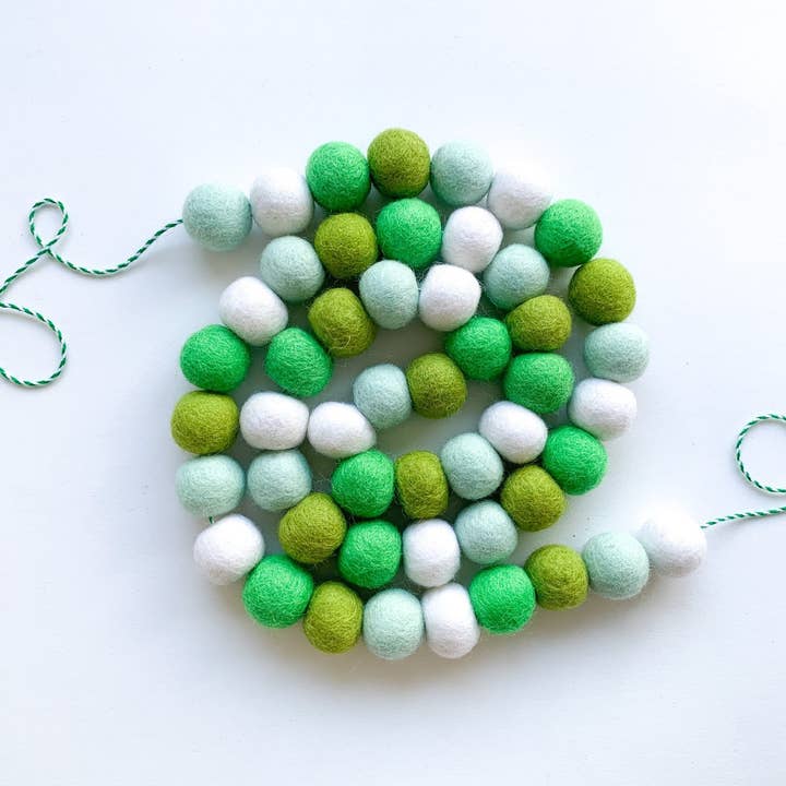 Guirlande de boules en feutre pour la Saint-Patrick pour la vente par Pearl & Jane