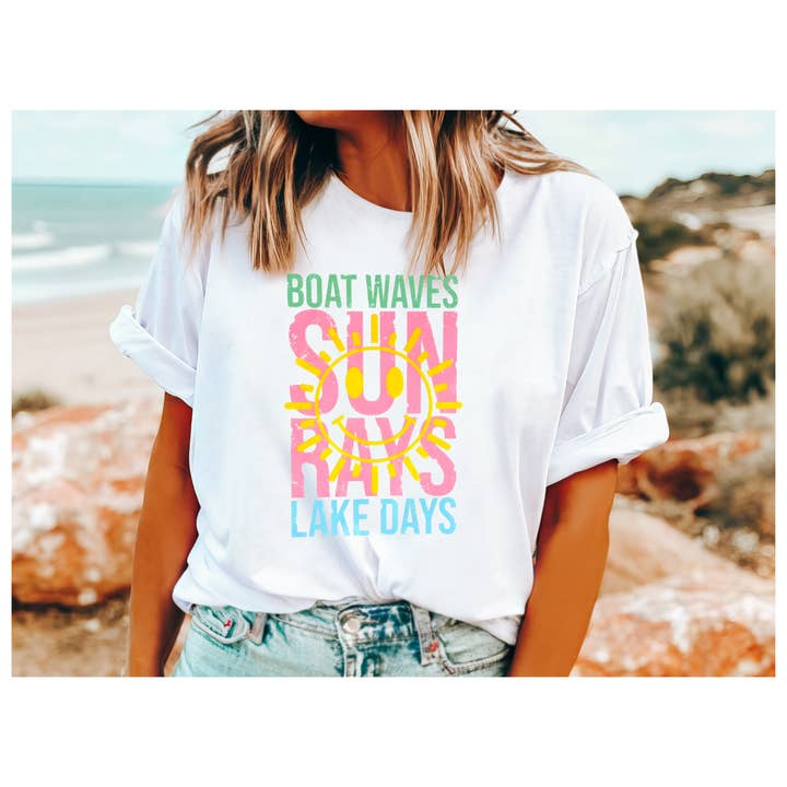 iconic mi - Venta al por mayor Camiseta serigrafiada - Mujer - Transferencia de calor DTF en barco, olas, rayos del sol, días en el lago, verano