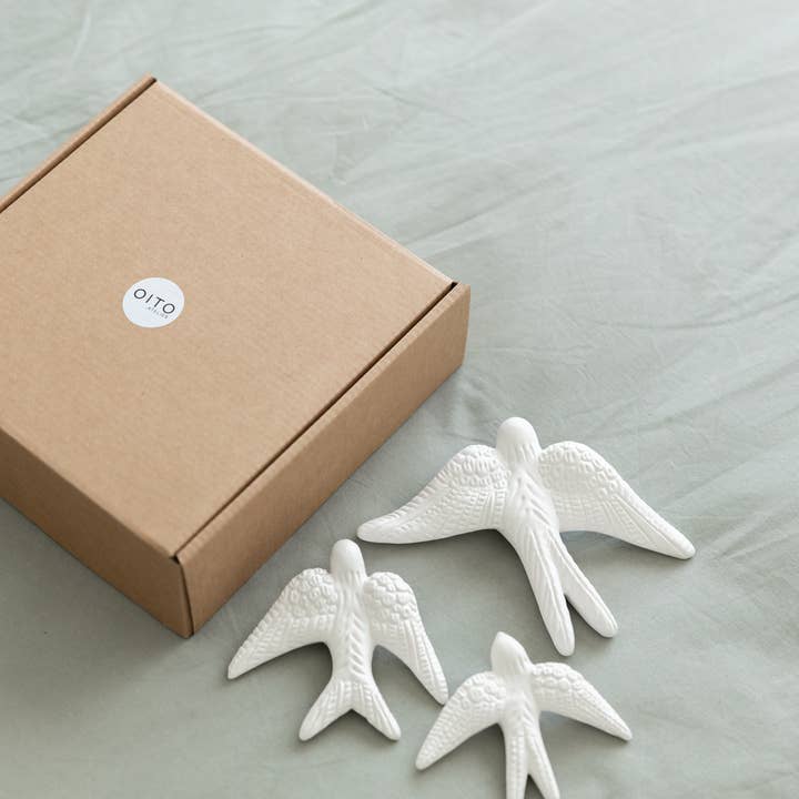 Ondas e Planaltos Lda - Wholesale Wall Accent - Ceramic Swallow handmade