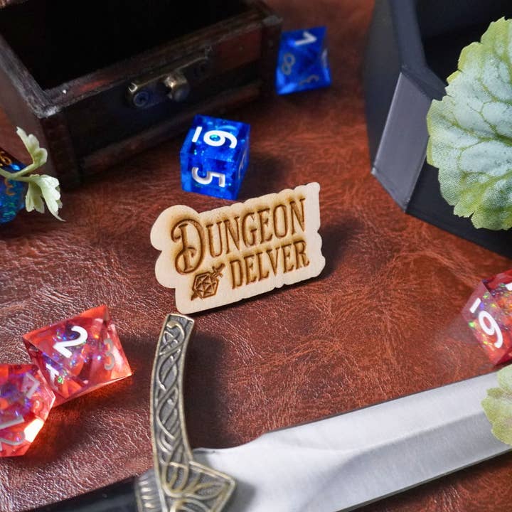 Minva Tabletop Design Co – Großhandel Anstecker/Button – Holznadel „Dungeon Delver“1