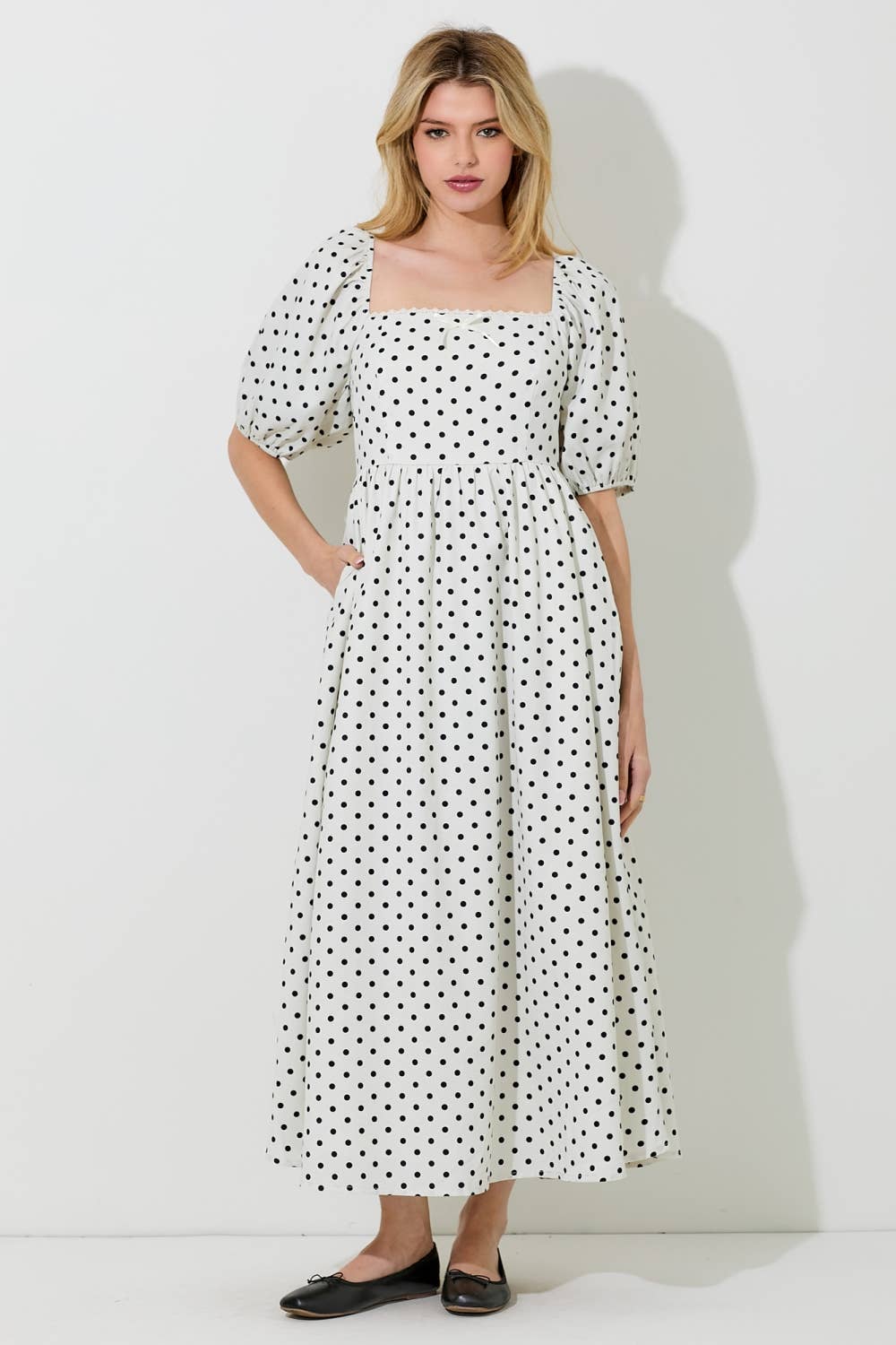CRÈME/NOIR ROBE MIDI À ENCOLURE CARRÉE À POIS en vente sur Faire0
