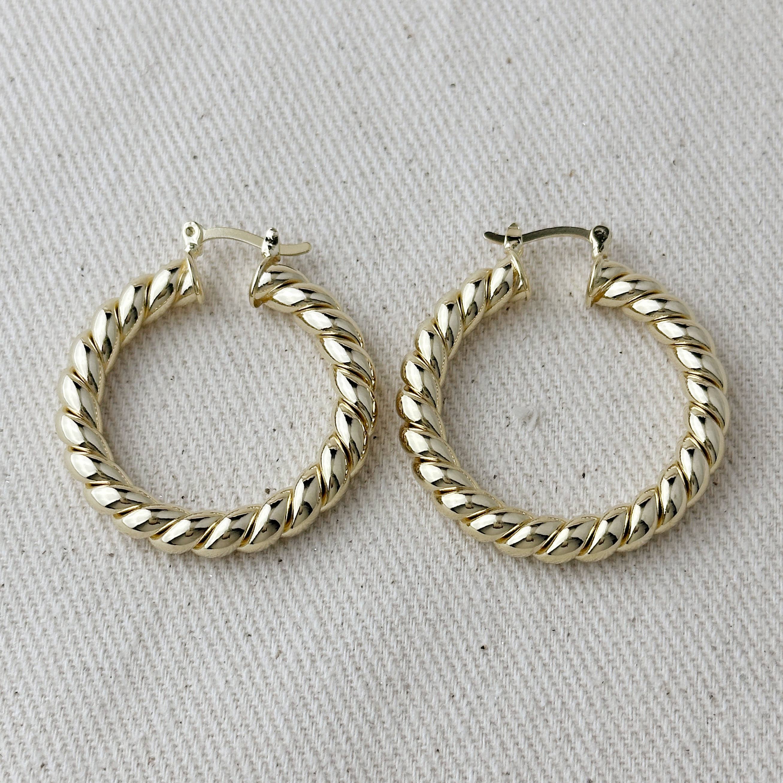 GoldFi - Wholesale Oorringen - 18k gouden Hoepeloorbellen met gedraaide buis - The Croissant Hoops7