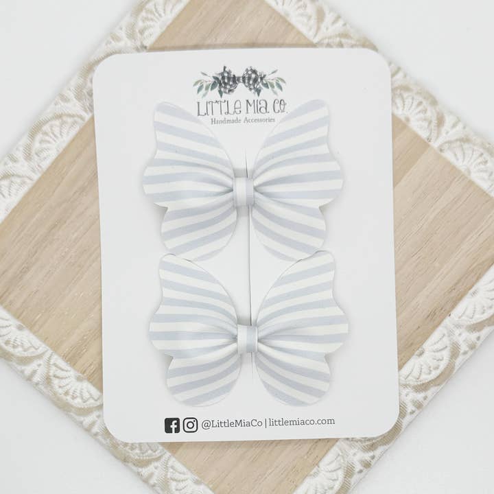 Hellblaue gestreifte Schmetterlings-Spangen für den Großhandel von Little Mia Co.