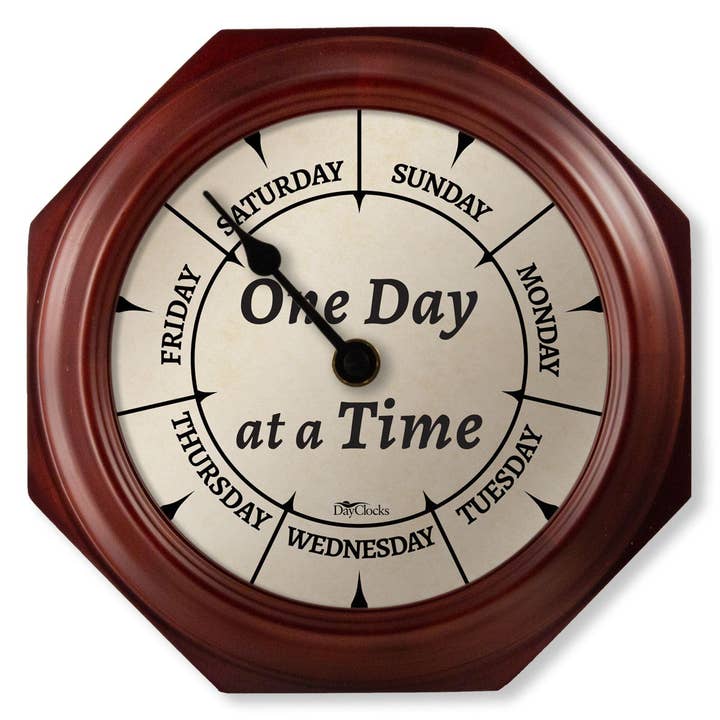 Orologio da giorno «One Day at a Time» con cornice in legno di mogano da 25,4 cm per la vendita all'ingrosso da parte di Dayclocks