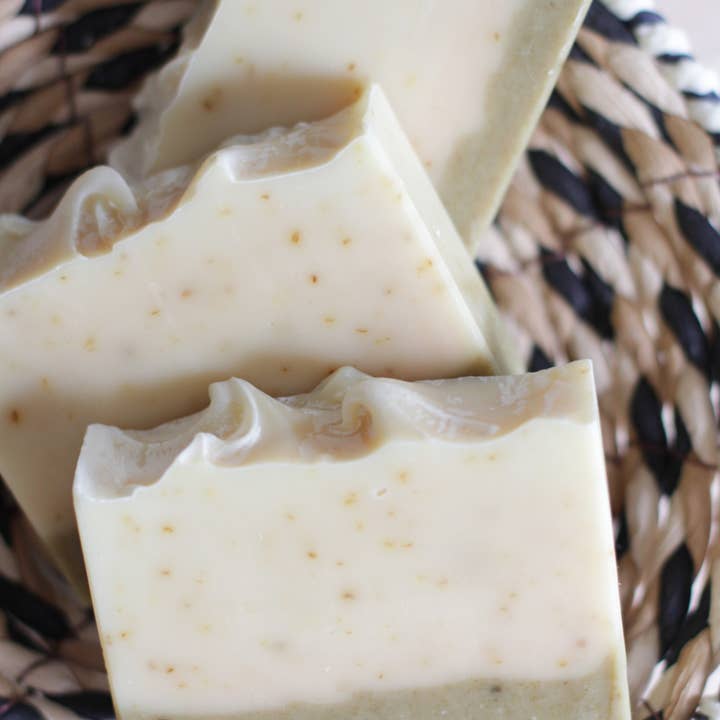 Savon à l'aloe vera BASIL & LEMON pour la vente par Nat Botanicals