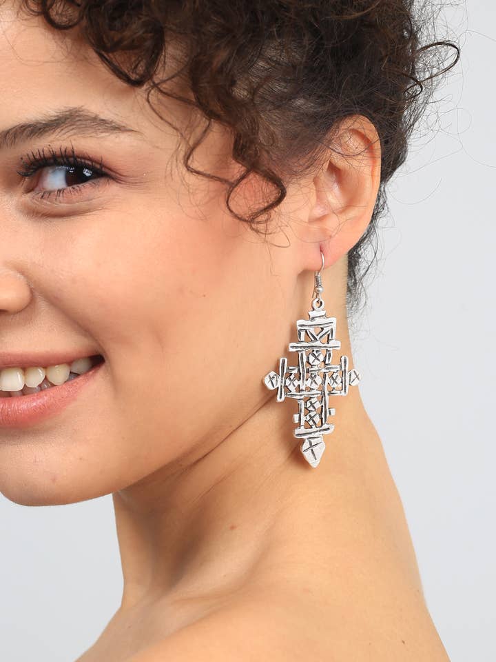 Antikke sølvbelagte øreringe med korsdesign for engroshandel hos AVENS