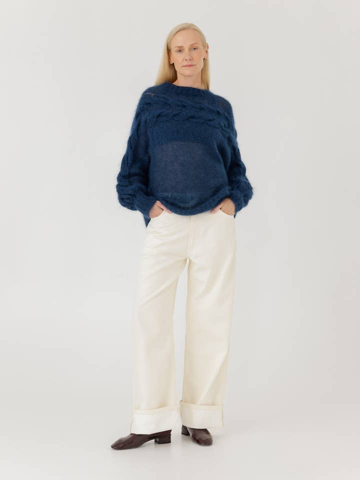 Jūra : Pull en soie et mohair bleu nuit fait main pour la vente par The Knotty Ones