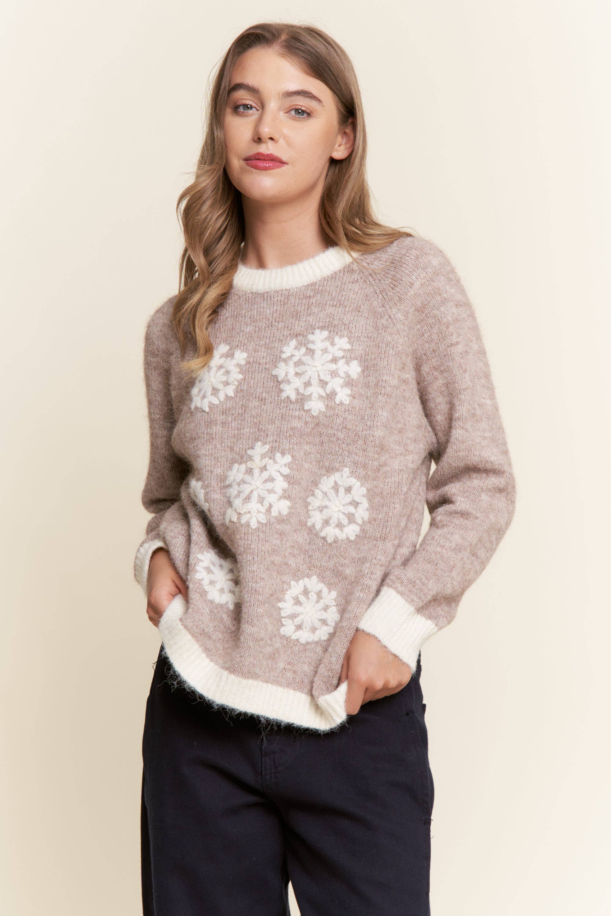 pardo Top de Malha com Flocos de Neve Bordados para venda a revendedores na Faire2