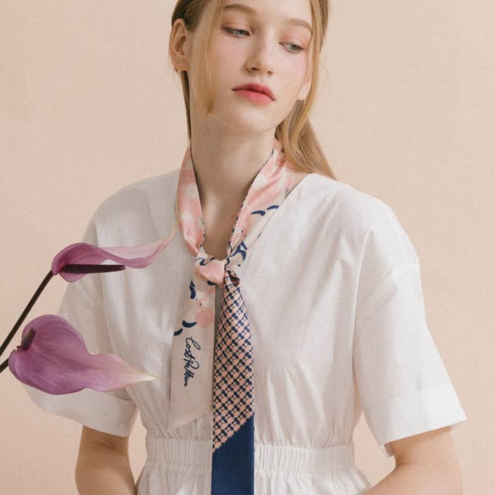 Écharpe skinny en soie « Floral Houndstooth » - Bleu pour la vente par Lost Pattern NYC