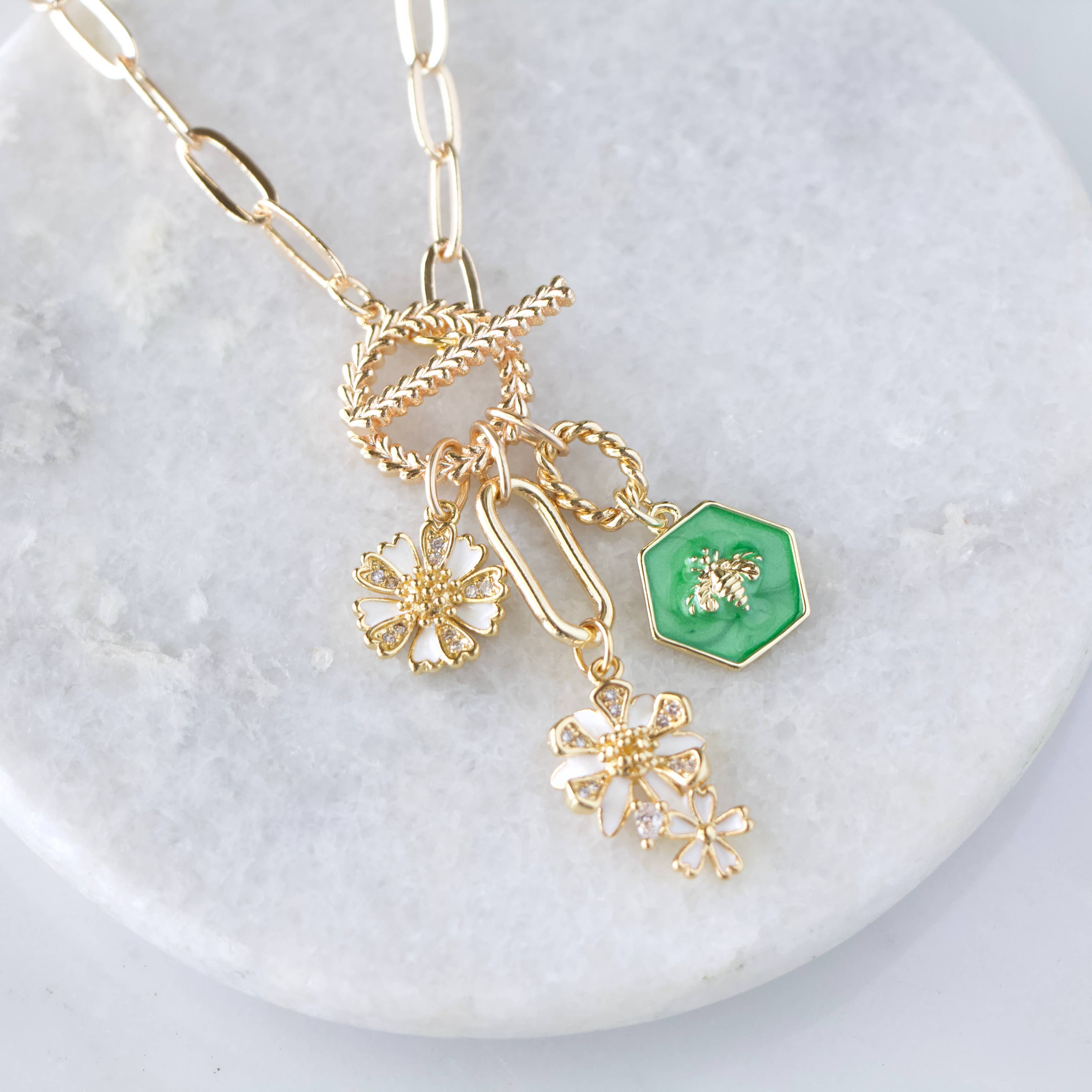 Mesa Blue – Großhandel Kette mit Anhänger/Charm – Emaille-Biene und Blumen-Charme-Kettenhalskette mit Knebelverschluss2