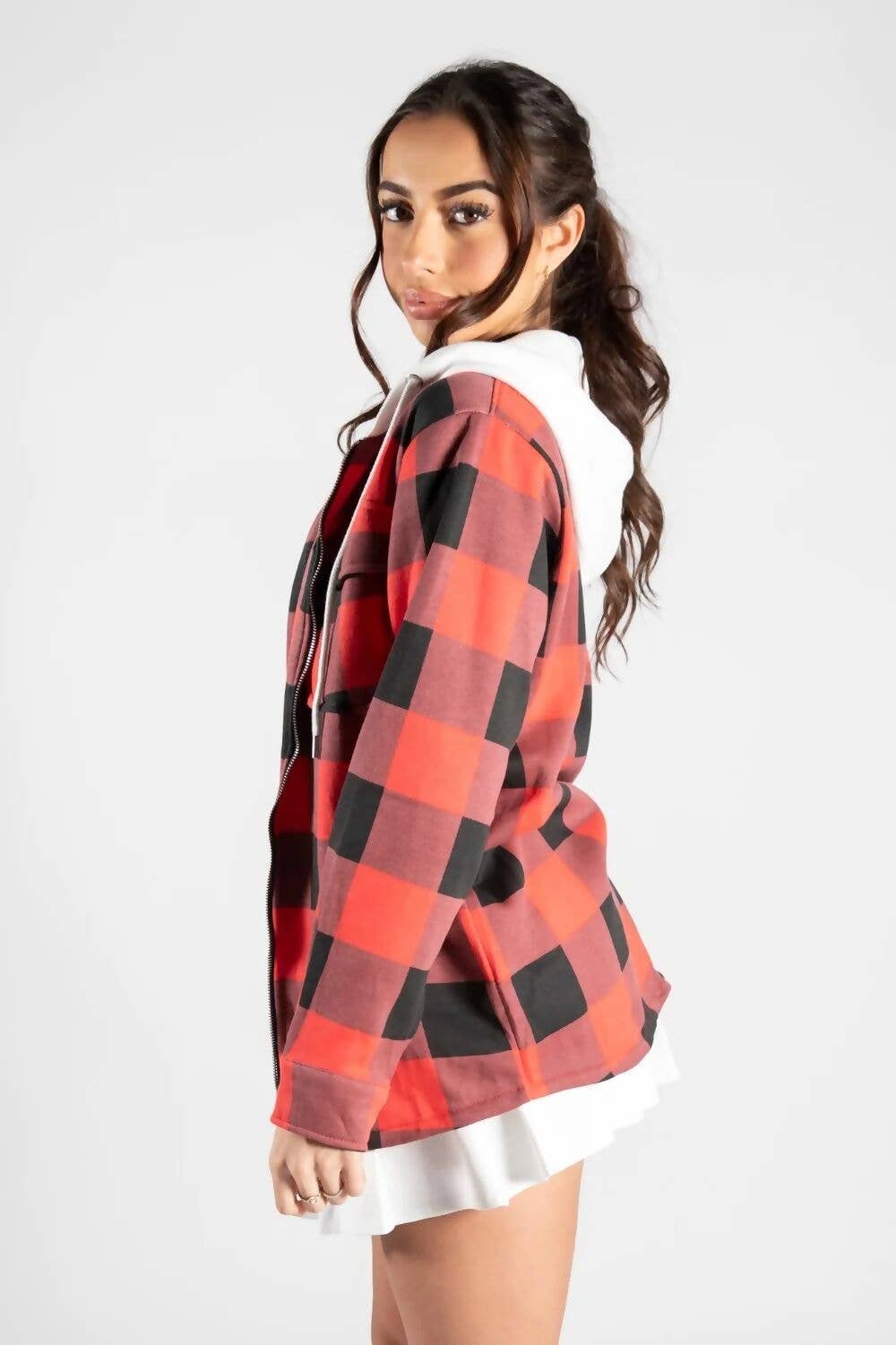 Rød RØD SKJORTEJAKKE MED HÆTTE for engroshandel på Faire1