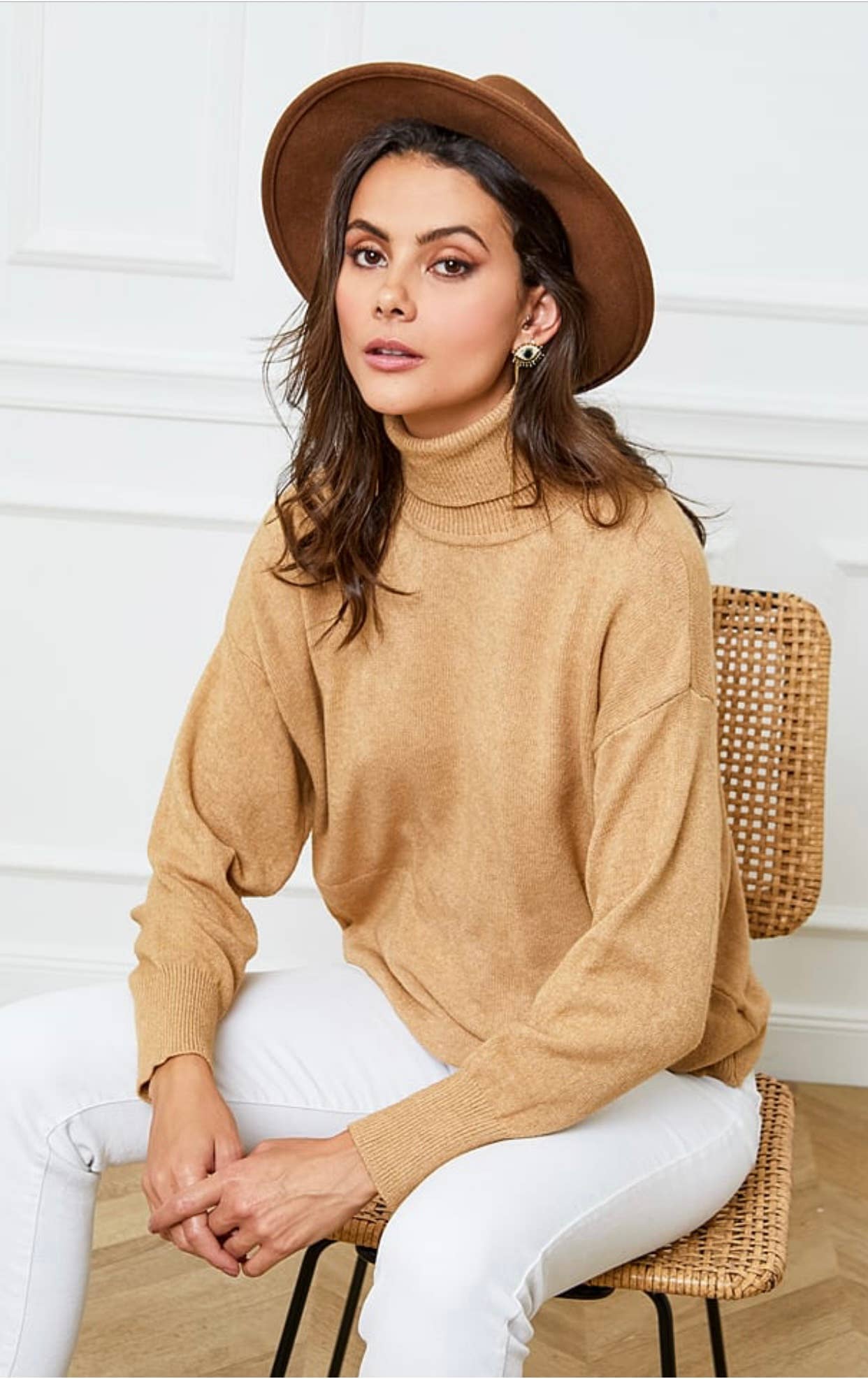 LÉA & LUC – wholesale Knitted jumper – Women′s – Turtleneck sweater with pockets REF. 00306