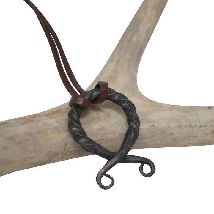 pendentif croix troll pour la vente par Oreamnos Oddities