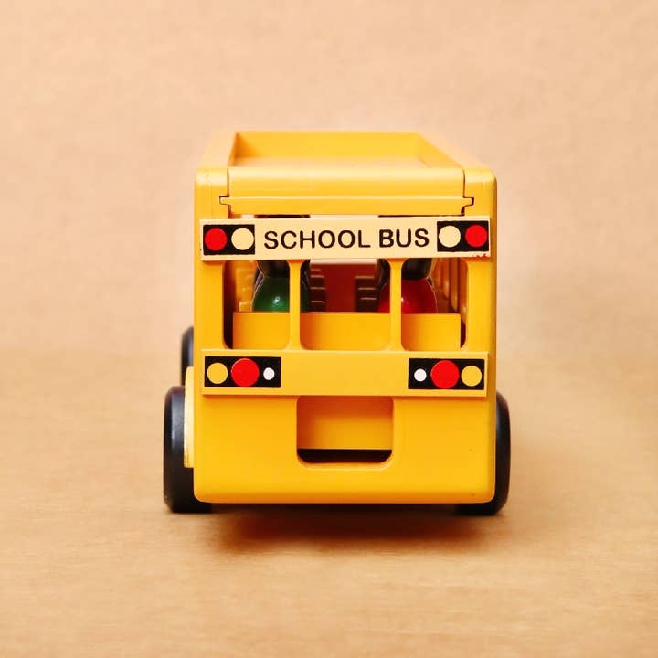 Mr. Ellie Pooh – Großhandel Spielzeugauto – Kinder – Holzschulbus mit Kindern2