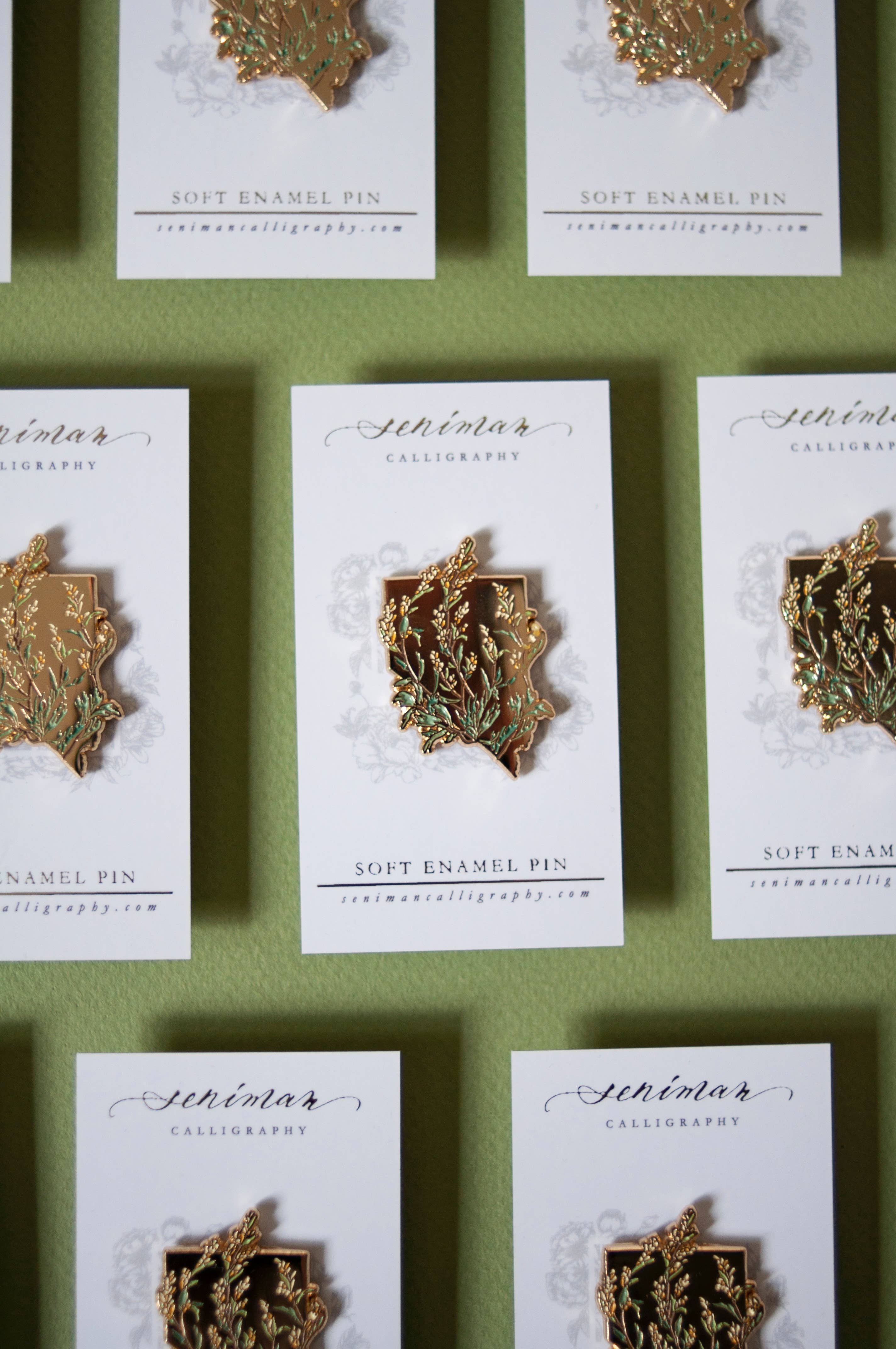 Seniman Calligraphy - Vente Épinglettes/boutons - Épinglette en émail souple Nevada Sagebrush1