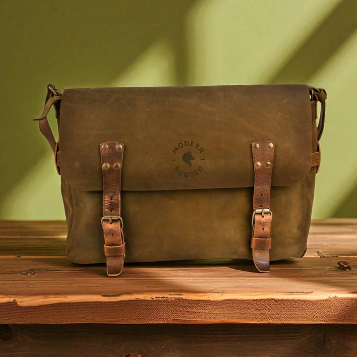 Sac messager à boucle en cuir bovin - Olive pour la vente par Misty Mountain Gaming